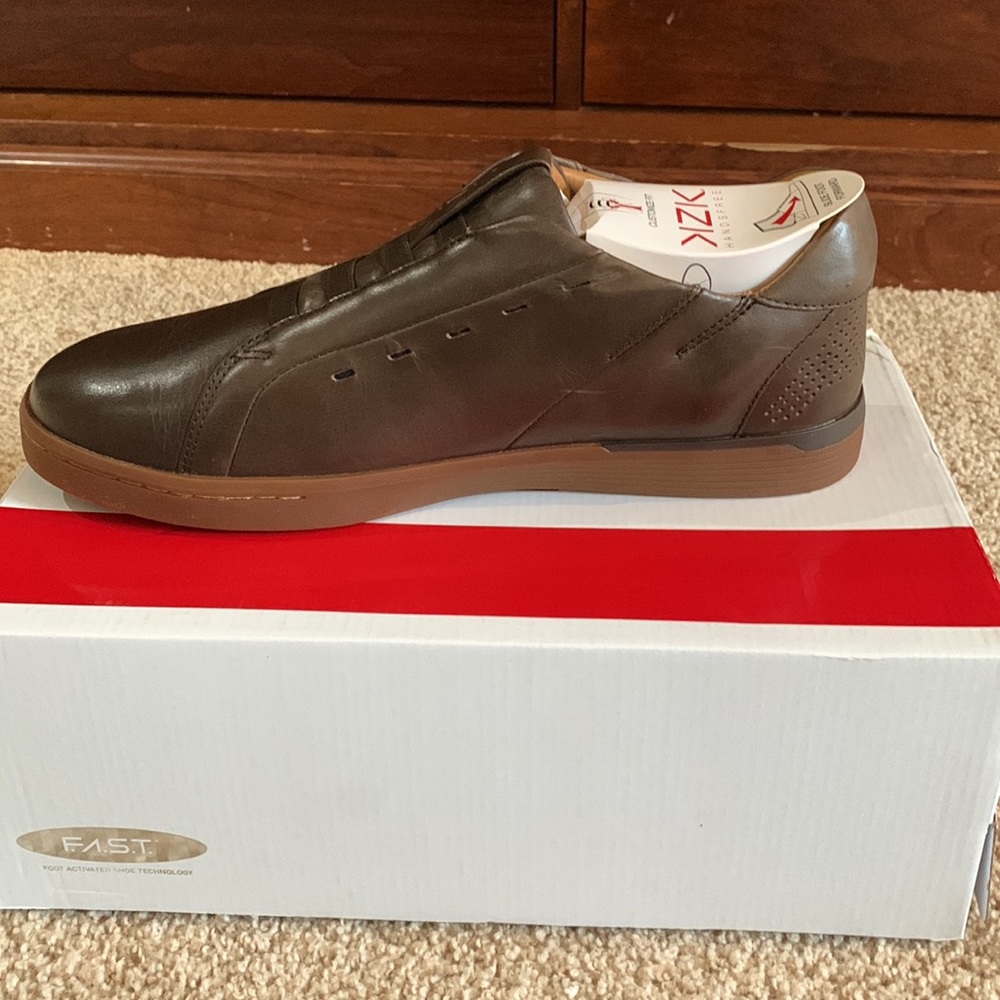 Kizik mens NEW brown leather shoe, size 10.5